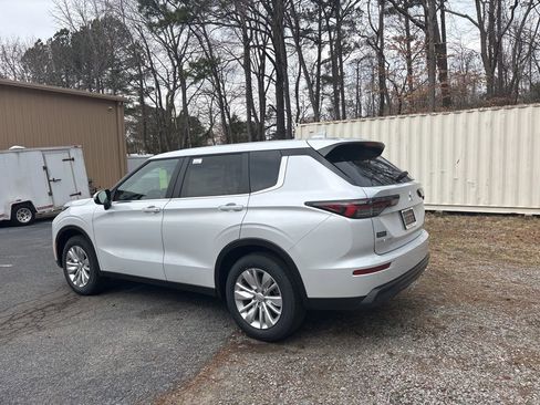New 2026 Mitsubishi Outlander ES image 8