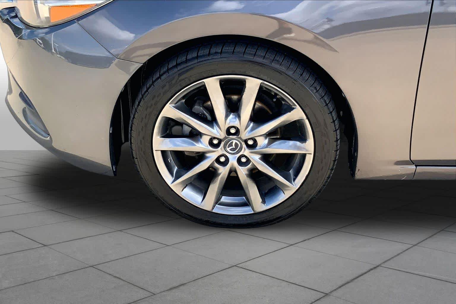 Used 2018 MAZDA MAZDA3 Touring FWD image 11