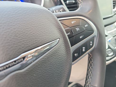Used 2023 Chrysler Pacifica Touring-L FWD image 25