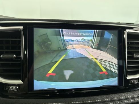 Used 2025 Chrysler Pacifica Limited image 23