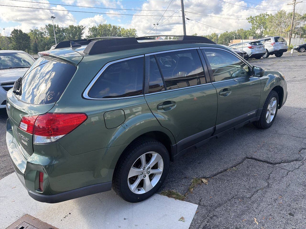 Used 2013 Subaru Outback 2.5i Limited w/ Moonroof Pkg AWD/4WD image 9