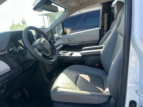 Used 2025 Toyota Sienna XLE w/ XLE Plus Package FWD image 12