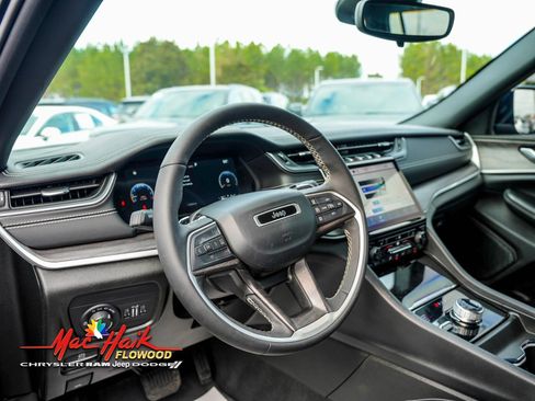 Used 2024 Jeep Grand Cherokee Limited w/ Black Appearance Package image 17