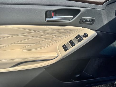 Used 2020 Toyota Avalon Limited image 16