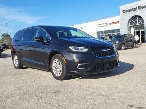 Used 2024 Chrysler Pacifica Touring-L image 7