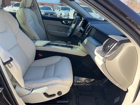 Certified 2025 Volvo XC60 T8 Core image 17