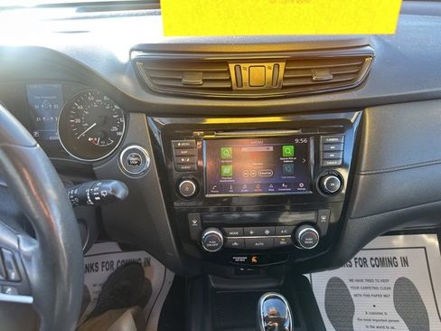 Used 2018 Nissan Rogue SV w/ Premium Package image 19
