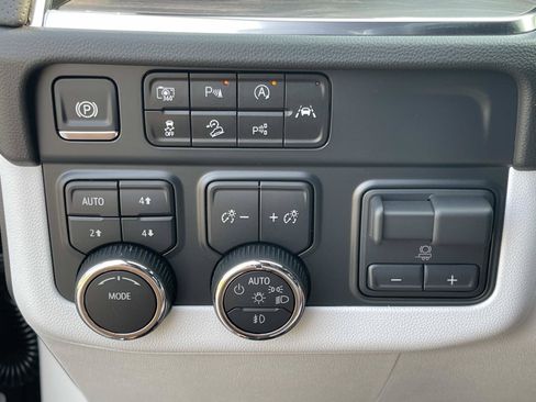 Used 2025 Chevrolet Tahoe Premier AWD/4WD image 40