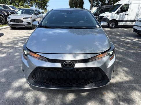 Used 2022 Toyota Corolla LE FWD image 3