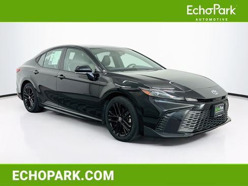 Used 2025 Toyota Camry SE FWD image 1