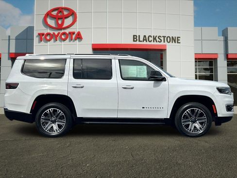 Used 2024 Jeep Wagoneer Series II w/ Flexible Seating Group RWD image 2