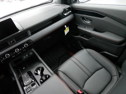 Certified 2025 Honda Pilot TrailSport image 11