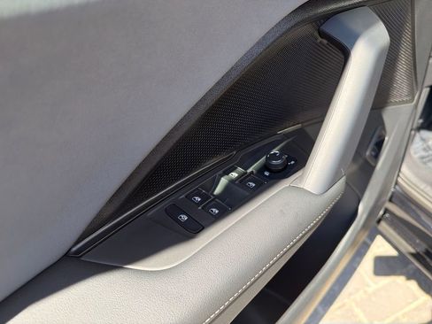 Certified 2025 Volkswagen Tiguan SE image 13