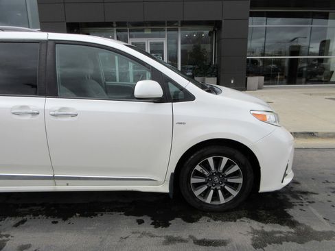 Used 2020 Toyota Sienna XLE Premium image 13