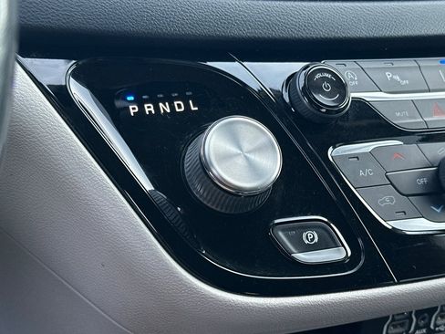 Used 2021 Chrysler Pacifica Touring-L image 21