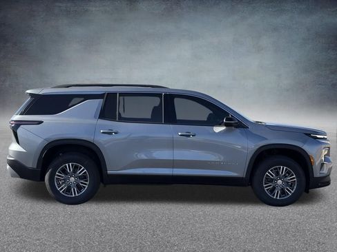 New 2026 Chevrolet Traverse LT image 2