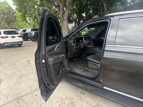 Used 2022 Cadillac Escalade ESV Premium Luxury AWD/4WD image 10
