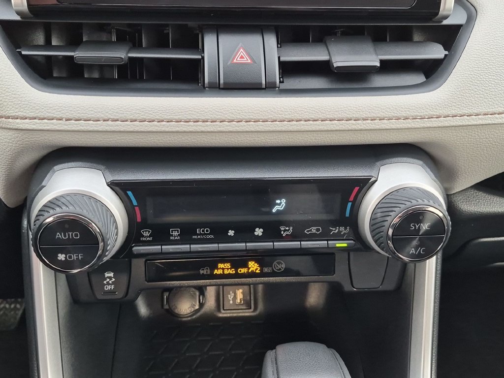 Used 2025 Toyota RAV4 XLE AWD/4WD image 17