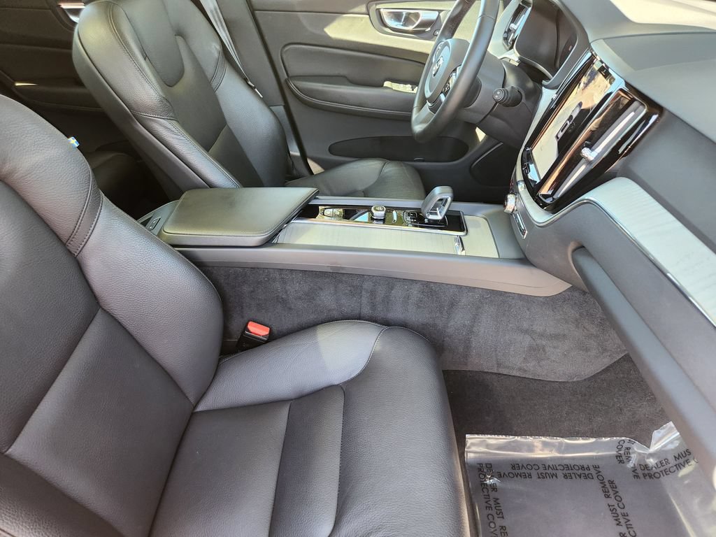 Used 2025 Volvo XC60 B5 Plus AWD/4WD image 5