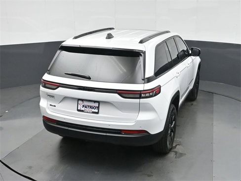 New 2025 Jeep Grand Cherokee Altitude image 29