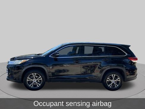 Used 2019 Toyota Highlander LE FWD image 2