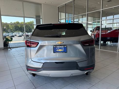 Used 2025 Chevrolet Blazer LT FWD image 8