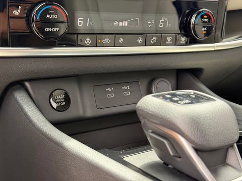 Used 2025 Nissan Rogue SL FWD image 36