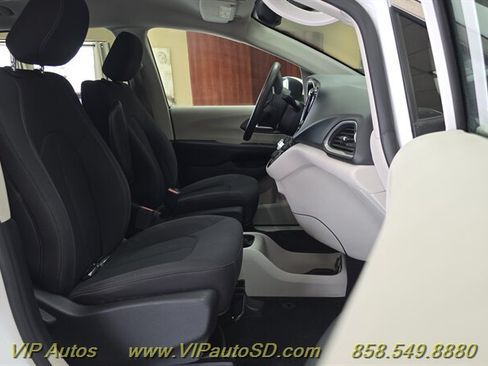 Used 2017 Chrysler Pacifica Touring FWD image 16
