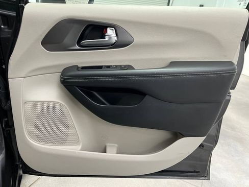 Used 2023 Chrysler Pacifica Touring-L image 10