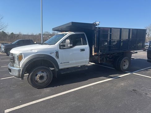 Used 2017 Ford F550 2WD Regular Cab Super Duty image 1