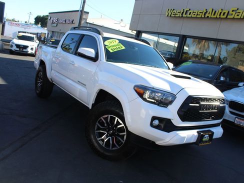 Used 2019 Toyota Tacoma TRD Sport w/ Technology Package RWD image 32