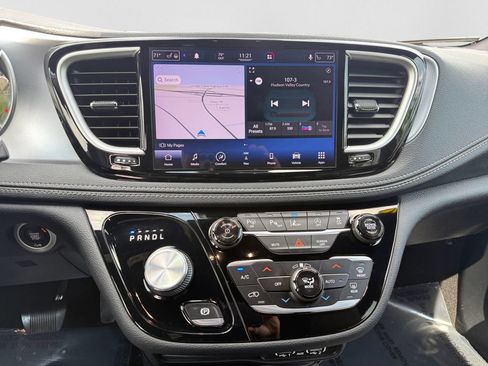 Used 2021 Chrysler Pacifica Touring-L w/ Premium & Safety Sphere Group AWD/4WD image 13