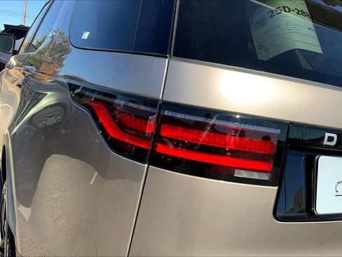 Used 2025 Land Rover Discovery S image 14