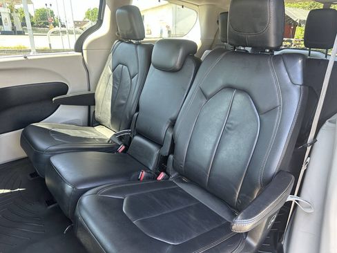 Used 2017 Chrysler Pacifica Touring-L w/ Tire & Wheel Group FWD image 19
