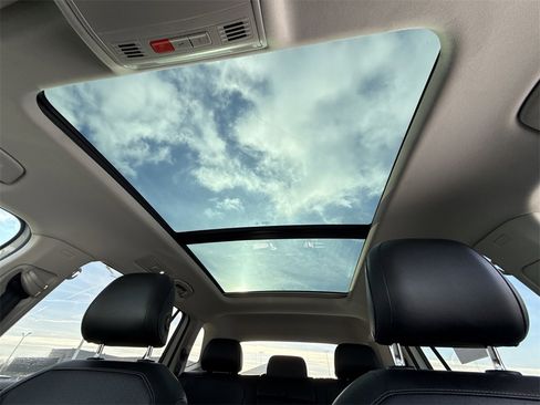 Used 2018 Volkswagen Tiguan SE w/ Panoramic Sunroof Package image 16