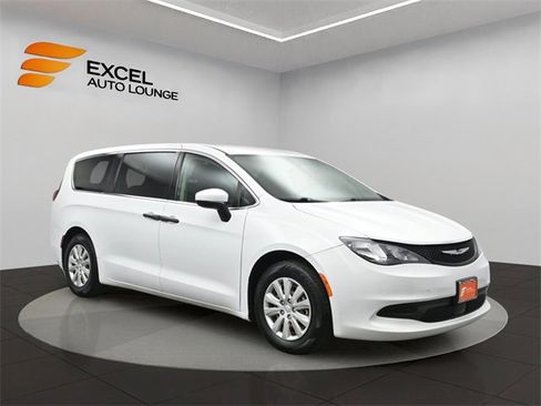 Used 2021 Chrysler Voyager L image 7