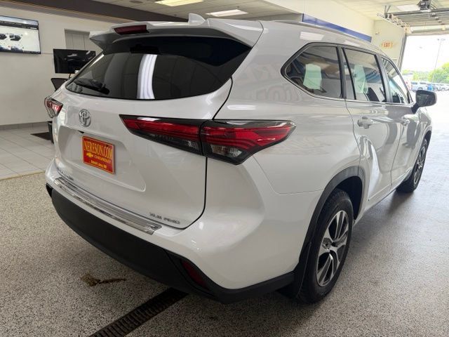 Used 2023 Toyota Highlander XLE AWD/4WD image 5