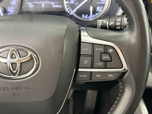 Used 2020 Toyota Highlander XLE AWD/4WD image 23