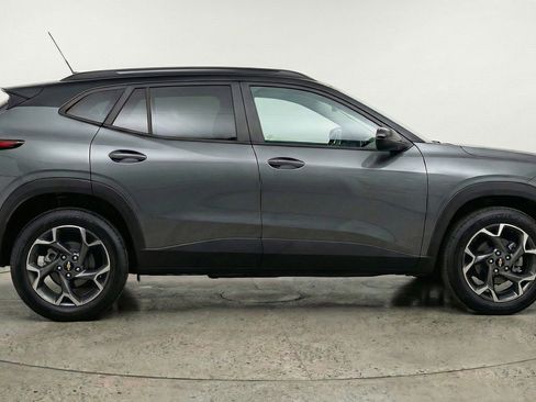 Used 2025 Chevrolet Trax LT w/ LT Convenience Package image 11