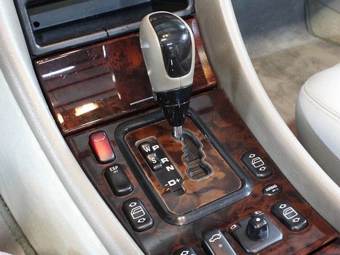 Used 2001 Mercedes-Benz CLK 320 Cabriolet image 16