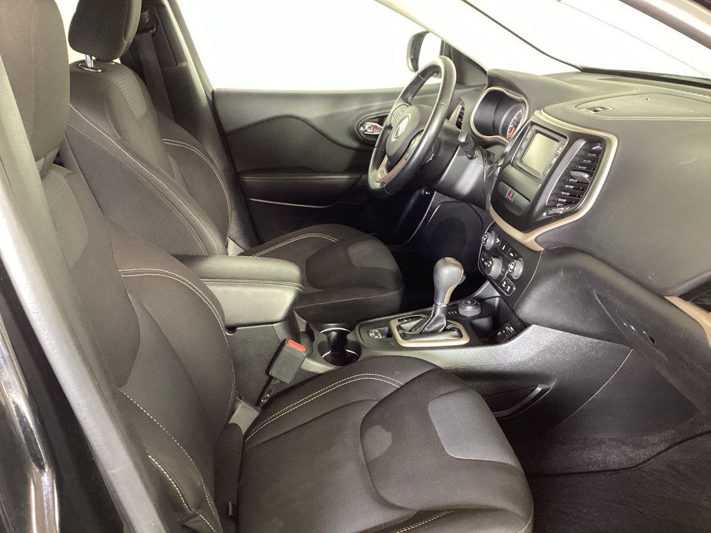 Used 2017 Jeep Cherokee Latitude AWD/4WD image 9
