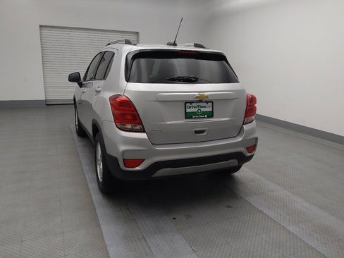 Used 2021 Chevrolet Trax LT w/ LT Convenience Package image 6