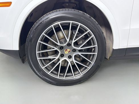 Certified 2023 Porsche Cayenne Platinum Edition image 11