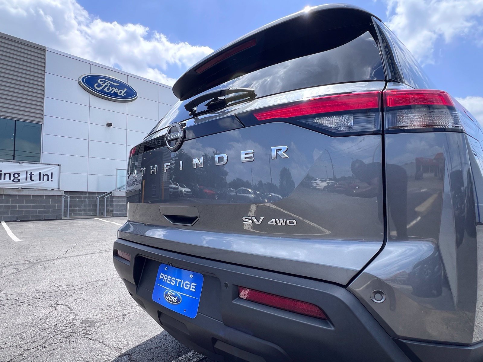 Used 2022 Nissan Pathfinder SV AWD/4WD image 14