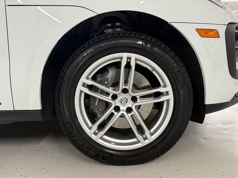 Certified 2025 Porsche Macan image 11