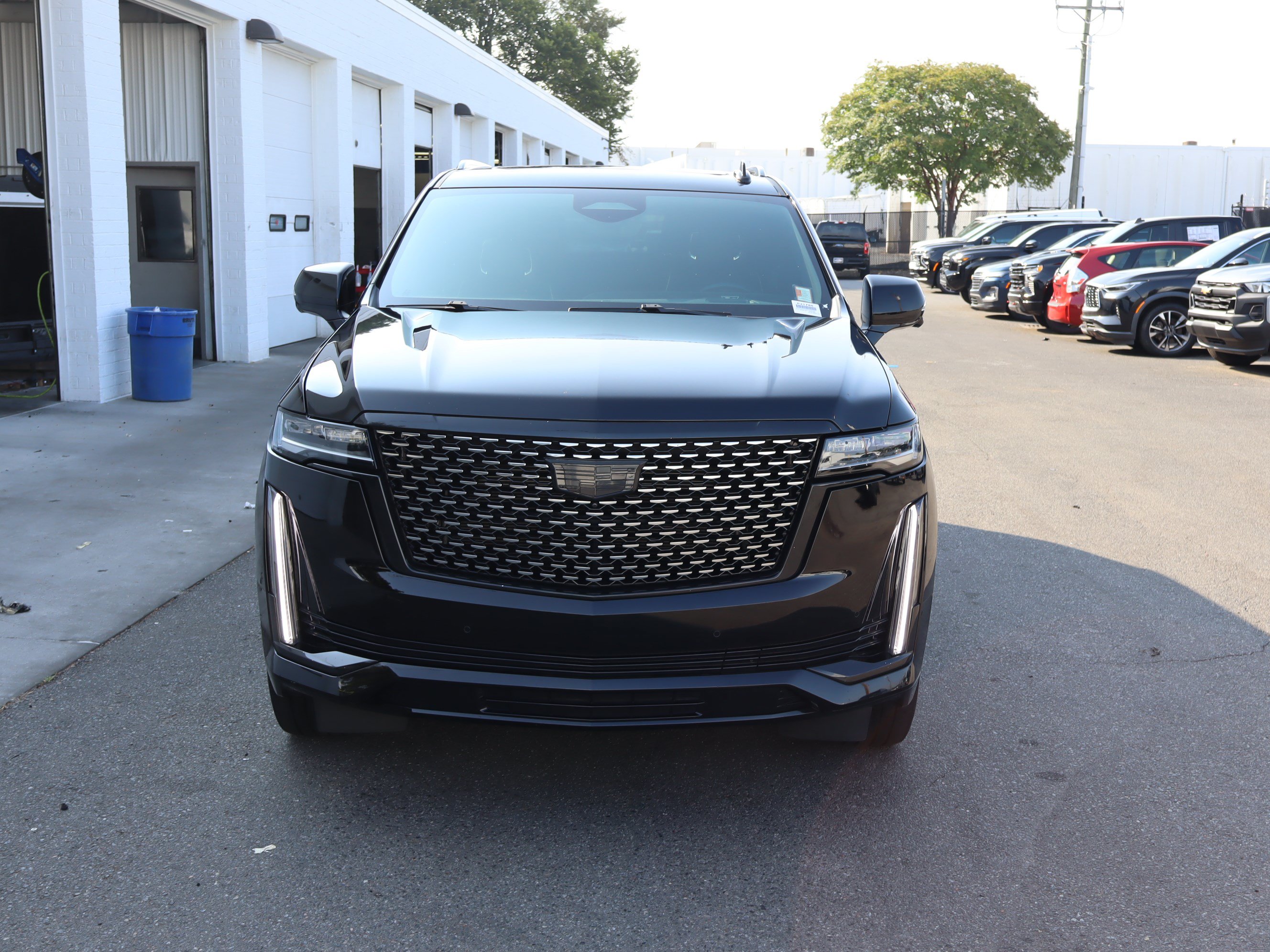 Used 2024 Cadillac Escalade ESV Premium Luxury AWD/4WD image 3