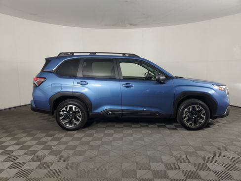 Used 2025 Subaru Forester Premium AWD/4WD image 3