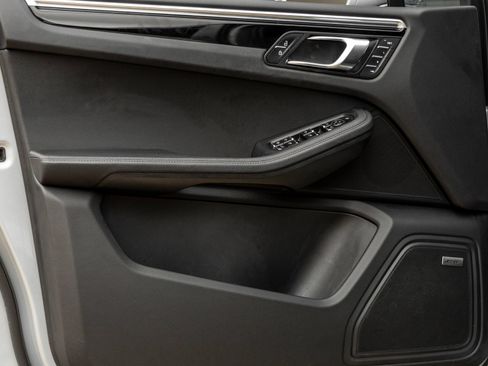 Certified 2024 Porsche Macan AWD/4WD image 19