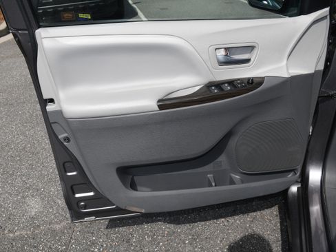 Used 2020 Toyota Sienna XLE image 10