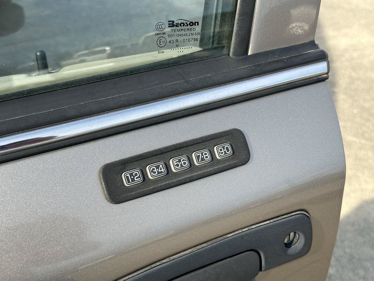 Used 2005 Ford Crown Victoria RWD image 37